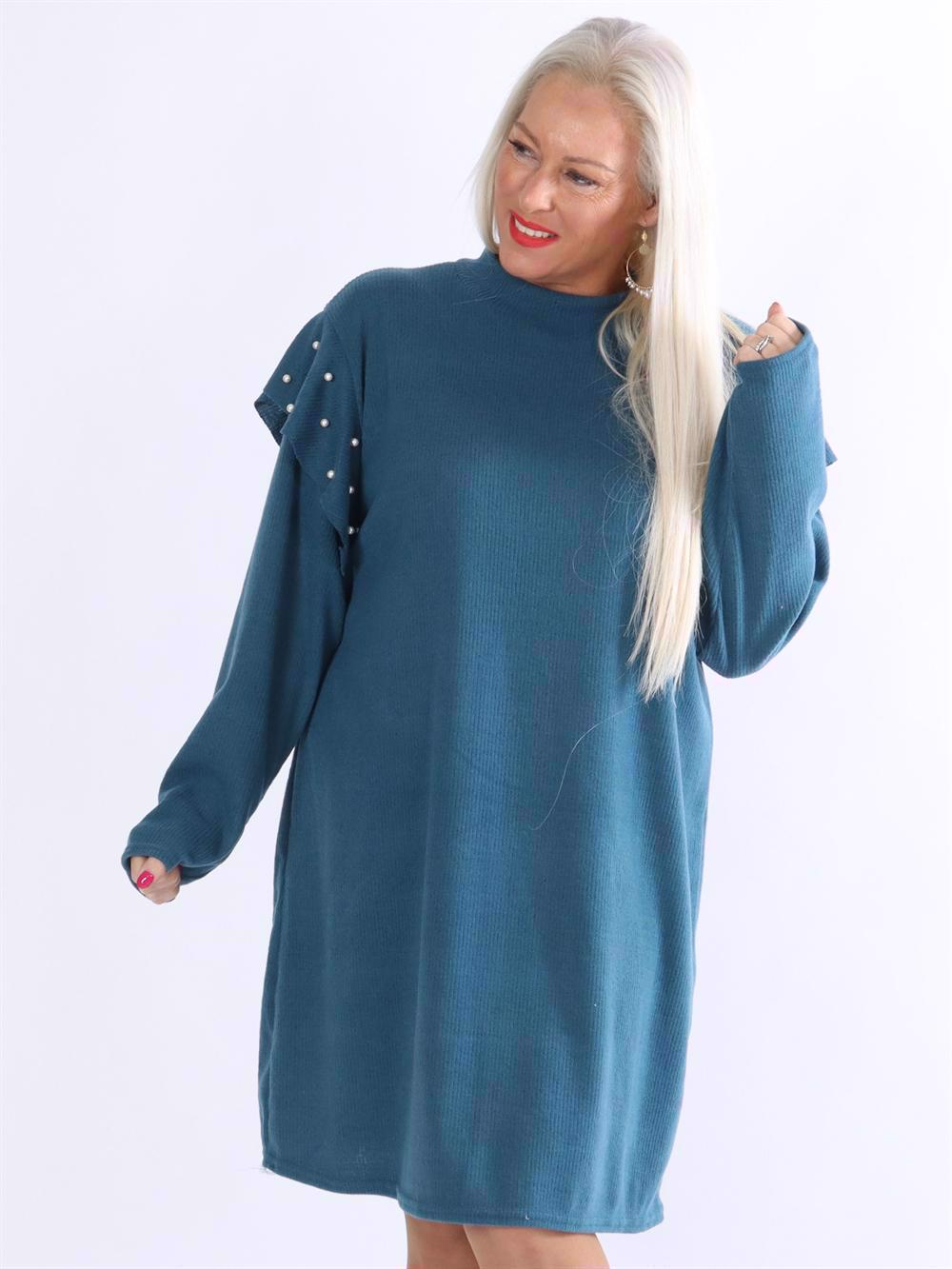 Linda - Mjuk klänning med pärlor och volanger